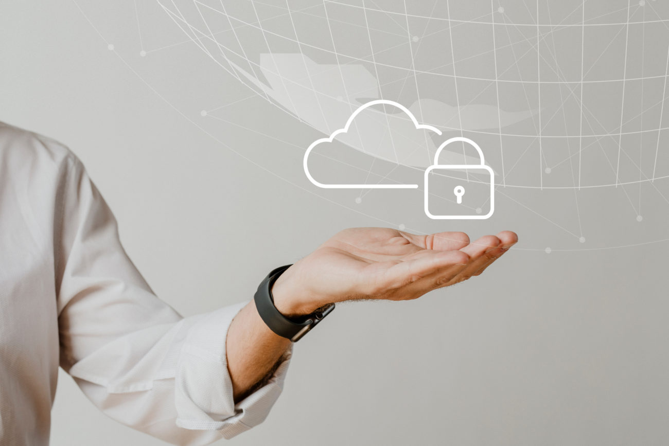 Cloud Computing,  Mão segurando o sistema de nuvem com proteção de dados